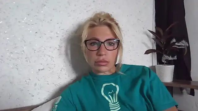 Snapshot of fox_red_lady7 chatting on 09.29.25 fox red lady7 online show from 09.29.25