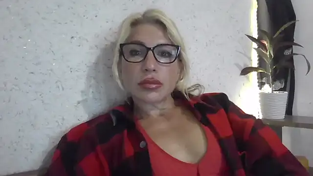 Snapshot of fox_red_lady7 chatting on 10.01.25 fox red lady7 online show from 10.01.25