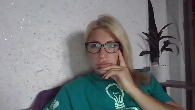 Snapshot of fox_red_lady7 chatting on 10.02.25 fox red lady7 online show from 10.02.25