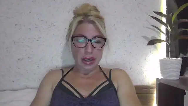 Snapshot of fox_red_lady7 chatting on 10.02.25 fox red lady7 online show from 10.02.25