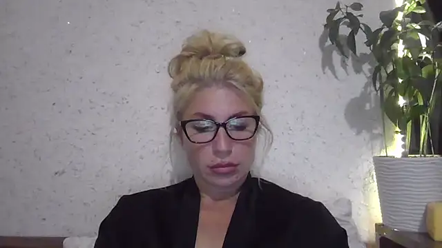 Snapshot of fox_red_lady7 chatting on 10.04.25 fox red lady7 online show from 10.04.25