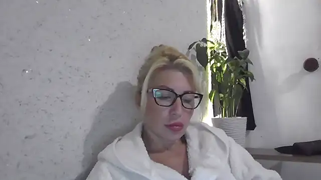 Snapshot of fox_red_lady7 chatting on 10.08.25 fox red lady7 online show from 10.08.25