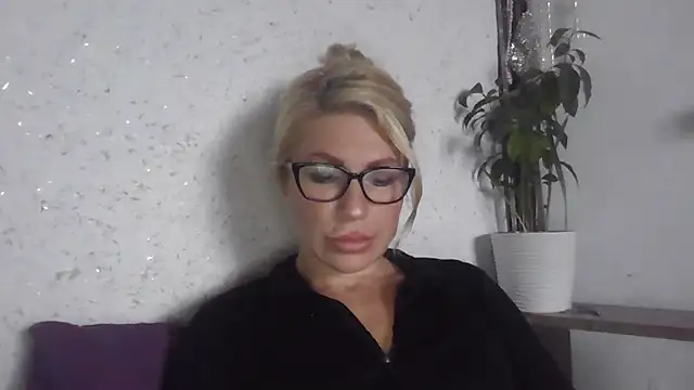 Snapshot of fox_red_lady7 chatting on 10.18.25 fox red lady7 online show from 10.18.25