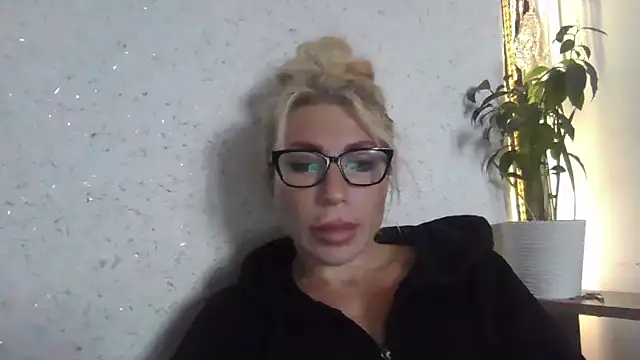 Snapshot of fox_red_lady7 chatting on 10.20.25 fox red lady7 online show from 10.20.25