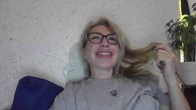 Snapshot of fox_red_lady7 chatting on 10.24.25 fox red lady7 online show from 10.24.25