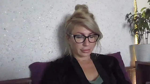 Snapshot of fox_red_lady7 chatting on 10.26.25 fox red lady7 online show from 10.26.25