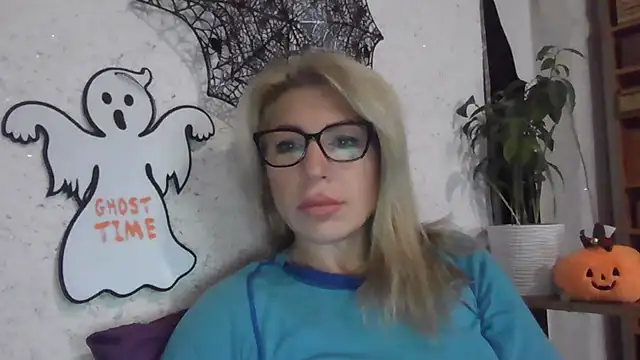 Snapshot of fox_red_lady7 chatting on 10.27.25 fox red lady7 online show from 10.27.25