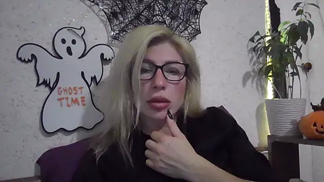 Snapshot of fox_red_lady7 chatting on 10.27.25 fox red lady7 online show from 10.27.25