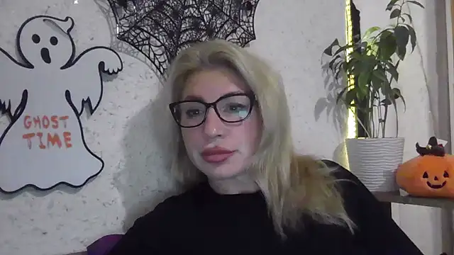 Snapshot of fox_red_lady7 chatting on 10.28.25 fox red lady7 online show from 10.28.25