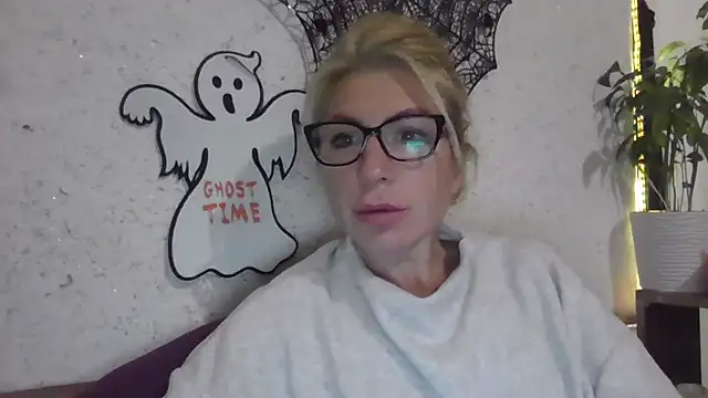 Snapshot of fox_red_lady7 chatting on 10.29.25 fox red lady7 online show from 10.29.25