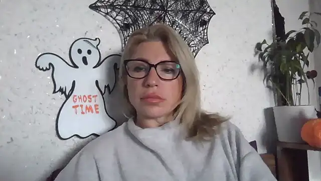 Snapshot of fox_red_lady7 chatting on 10.30.25 fox red lady7 online show from 10.30.25