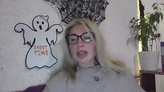 Snapshot of fox_red_lady7 chatting on 10.30.25 fox red lady7 online show from 10.30.25