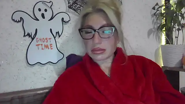 Snapshot of fox_red_lady7 chatting on 10.31.25 fox red lady7 online show from 10.31.25