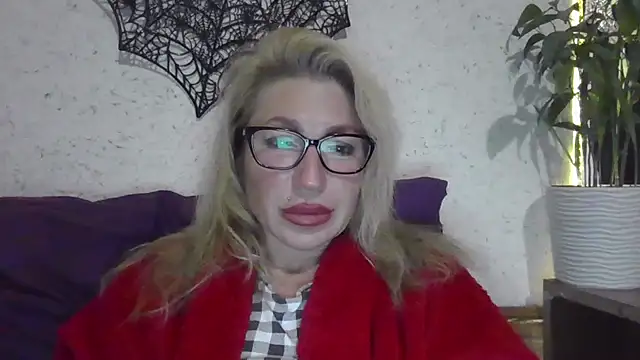 Snapshot of fox_red_lady7 chatting on 11.04.25 fox red lady7 online show from 11.04.25