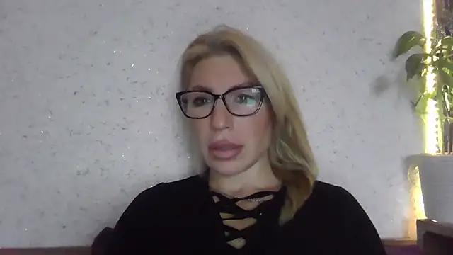 Snapshot of fox_red_lady7 chatting on 11.06.25 fox red lady7 online show from 11.06.25