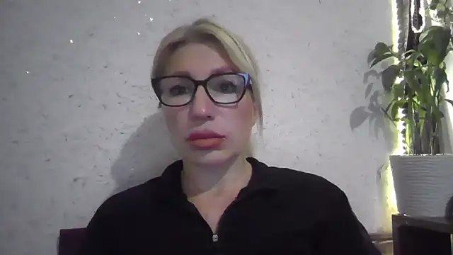 Snapshot of fox_red_lady7 chatting on 11.10.25 fox red lady7 online show from 11.10.25