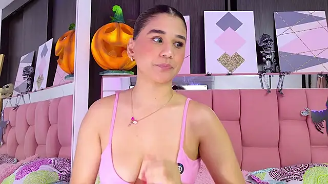 Snapshot of CriistallMuller chatting on 10.14.25 CriistallMuller online show from 10.14.25