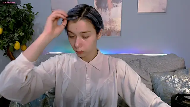 Snapshot of SophieAsh chatting on 09.25.25 SophieAsh online show from 09.25.25