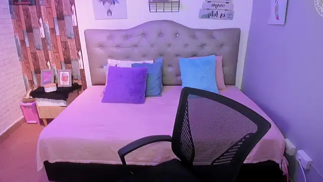 Snapshot of Milla_lourents chatting on 09.17.25 Milla lourents online show from 09.17.25