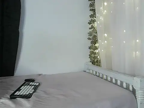 Snapshot of lishainparis18 chatting on 09.27.25 lishainparis18 online show from 09.27.25