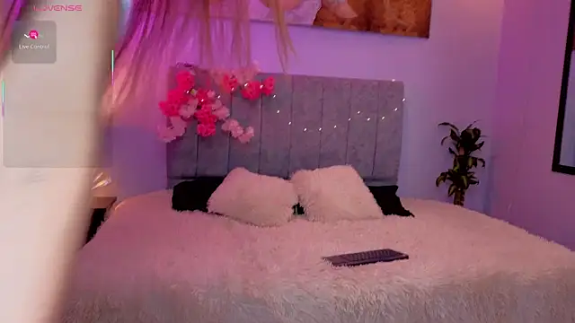 Snapshot of antonellastar24_ chatting on 09.22.25 antonellastar24  online show from 09.22.25