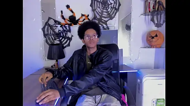 Snapshot of DEAMOL chatting on 10.17.25 DEAMOL online show from 10.17.25