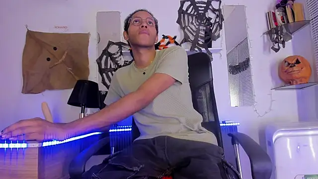 Snapshot of DEAMOL chatting on 10.27.25 DEAMOL online show from 10.27.25