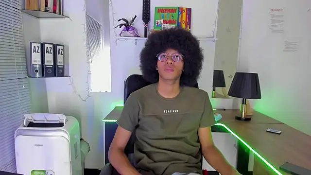 Snapshot of DEAMOL chatting on 11.07.25 DEAMOL online show from 11.07.25