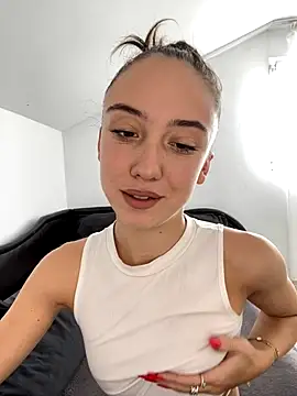 Snapshot of CristinaSww chatting on 10.20.25 CristinaSww online show from 10.20.25