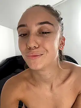Snapshot of CristinaSww chatting on 10.24.25 CristinaSww online show from 10.24.25