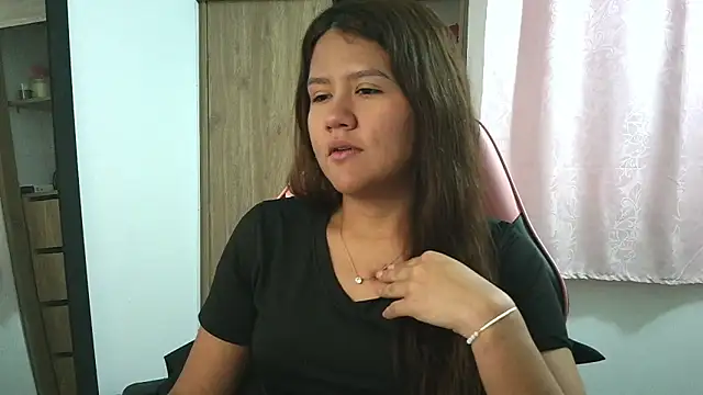 Oliviawatson1 online show from 10.27.25