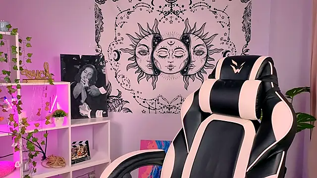 Charlotte Colinss online show from 09.17.25