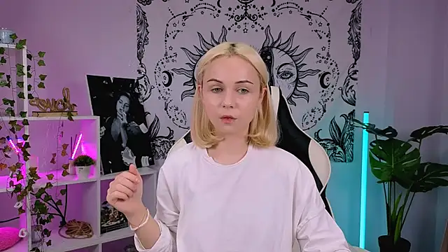 Charlotte Colinss online show from 09.23.25