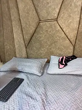 Isabela Colins online show from 11.05.25