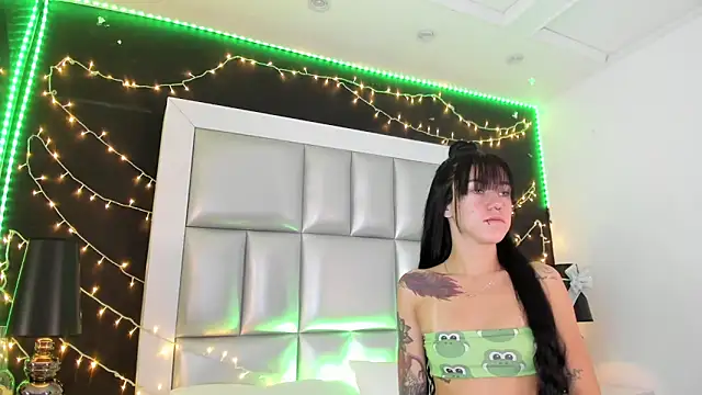 Snapshot of athziry_g chatting on 02.18.26 athziry g online show from 02.18.26