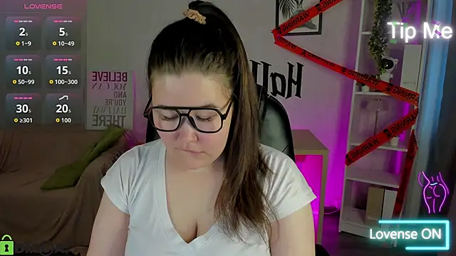 Snapshot of Tara_Torres chatting on 10.30.25 Tara Torres online show from 10.30.25