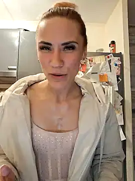 Snapshot of SlimBellaa chatting on 09.21.25 SlimBellaa online show from 09.21.25