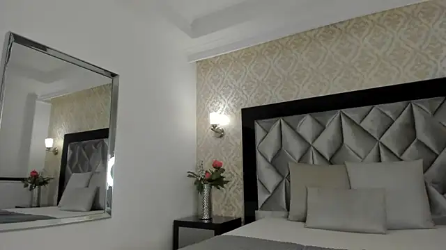 Layla Mackenzie online show from 09.19.25