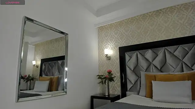 Layla Mackenzie online show from 10.15.25