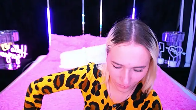 LilElfie online show from 10.08.25