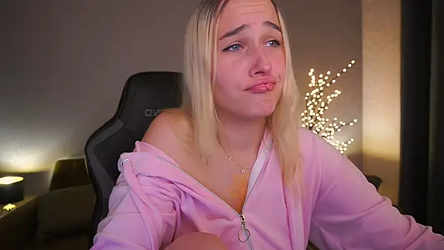 LilElfie online show from 10.17.25