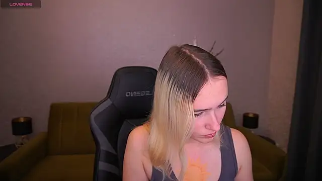 LilElfie online show from 11.08.25