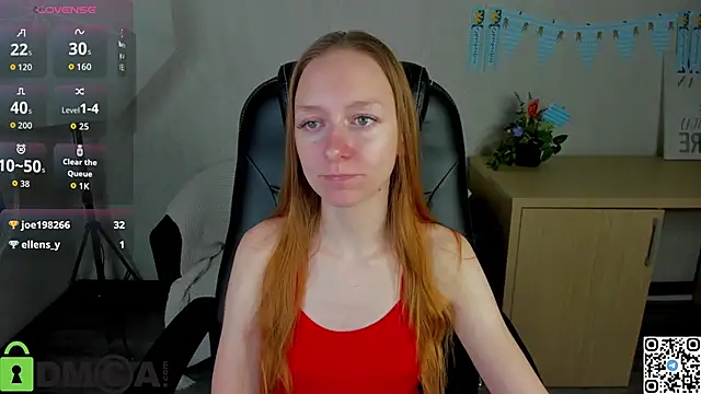 Snapshot of Mia_E1fie chatting on 10.12.25 Mia E1fie online show from 10.12.25