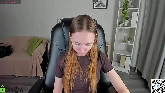 Mia E1fie online show from 11.04.25