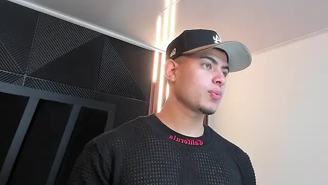 Snapshot of marco_garciia_ chatting on 10.02.25 marco garciia  online show from 10.02.25