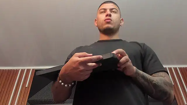 Snapshot of marco_garciia_ chatting on 10.24.25 marco garciia  online show from 10.24.25