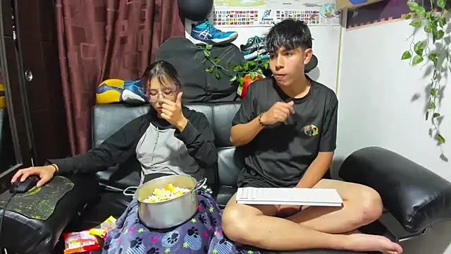 Snapshot of Donuts_DD chatting on 09.26.25 Donuts DD online show from 09.26.25