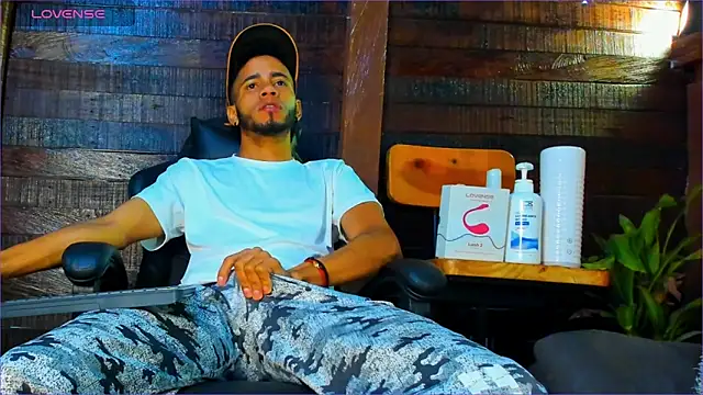 Snapshot of Alex_bigcock11_ chatting on 10.29.25 Alex bigcock11 online show from 10.29.25