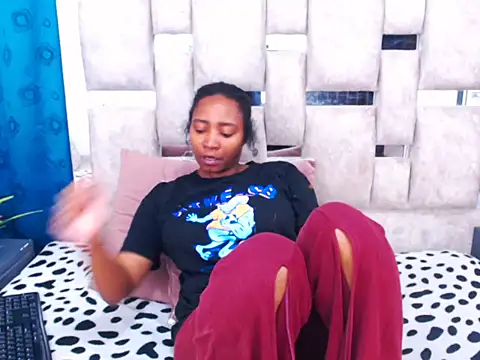 Snapshot of AmbarSmit chatting on 09.10.25 AmbarSmit online show from 09.10.25