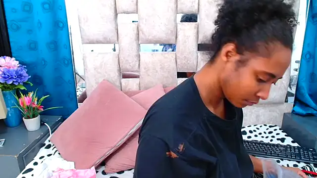 Snapshot of AmbarSmit chatting on 09.13.25 AmbarSmit online show from 09.13.25